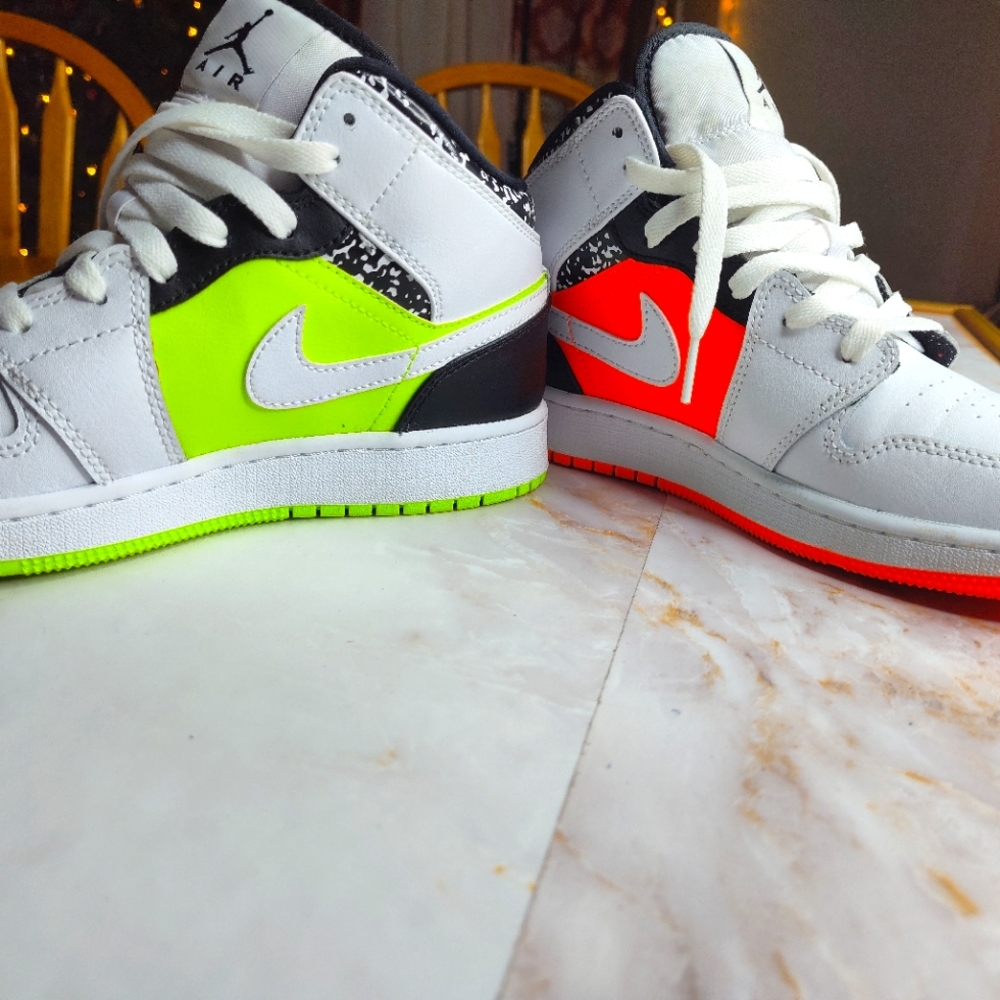 Air Jordan 1 mid (GS). Hyper Crimson/Volt-White-Black